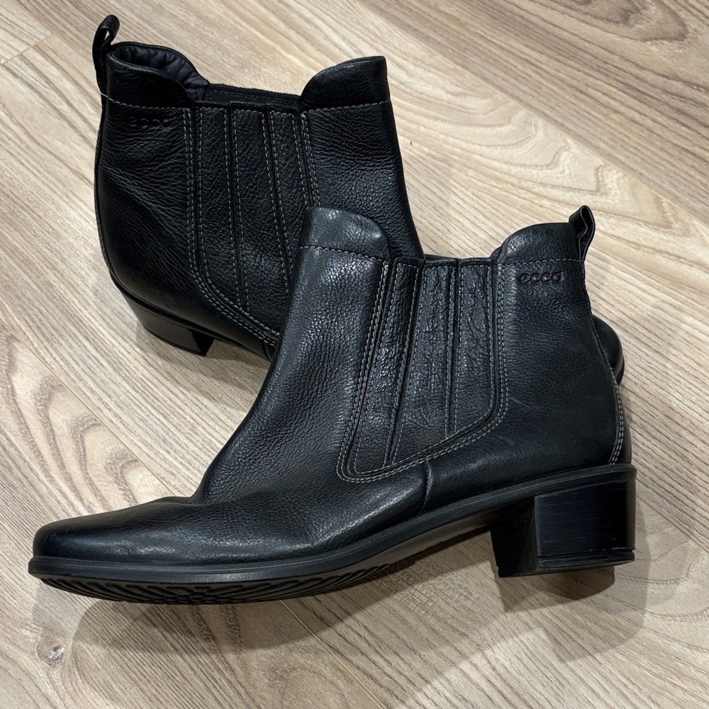NWOT Ecco Sleek Black Leather Chelsea Boots size 41